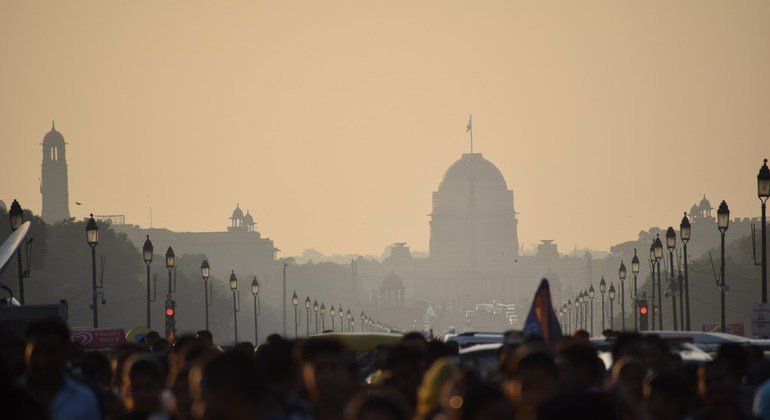  在印度新德里，人们因高度空气污染而呼吸困难。